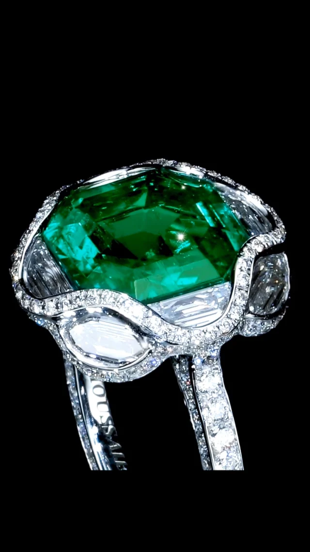 An exquisite Colombian emerald (minor oil) and diamond ring by Moussaieff. #magnificent #moussaieffjewellers
