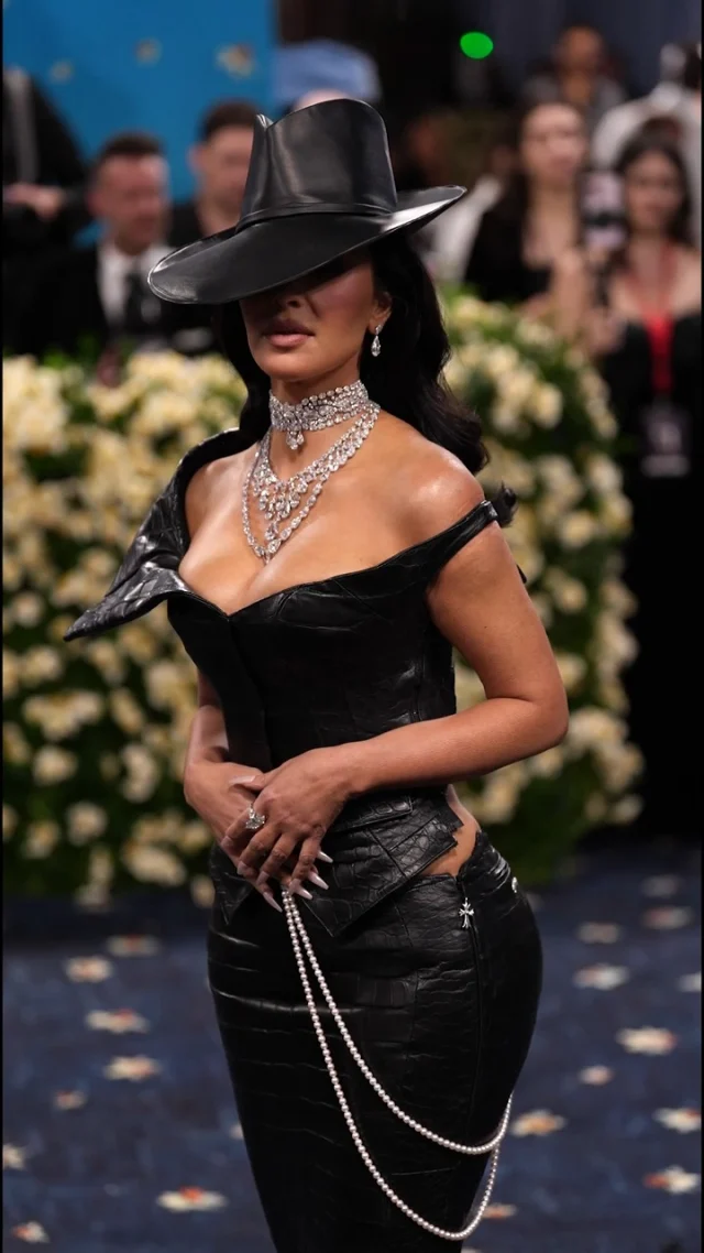 At The Met Gala Kim Kardashian and Moussaieff stole the show with sublime diamond jewellery.

@kimkardashian @metmuseum 

#METgala2025 #kimkardashian #moussaieffjewellers #diamonds
