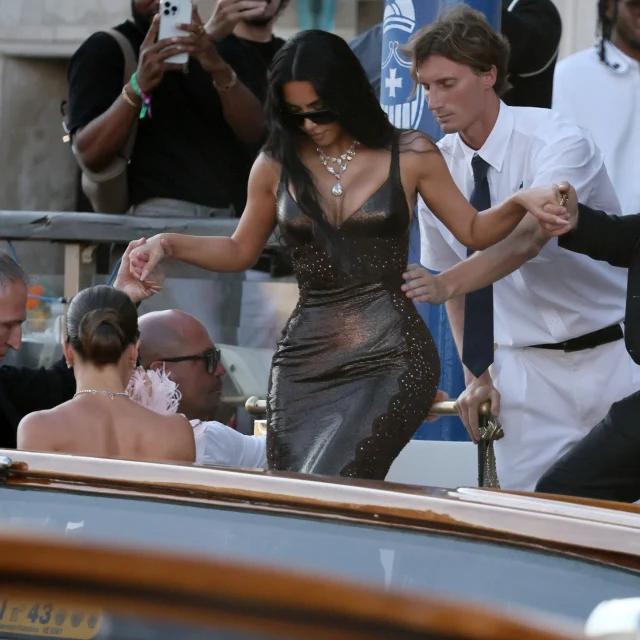 Kim Kardashian looked stunning at Lauren & Jeff Bezos  wedding in Moussaieff high jewellery.

@kimkardashian 

#kimkardashian #moussaieffjewellers #diamonds